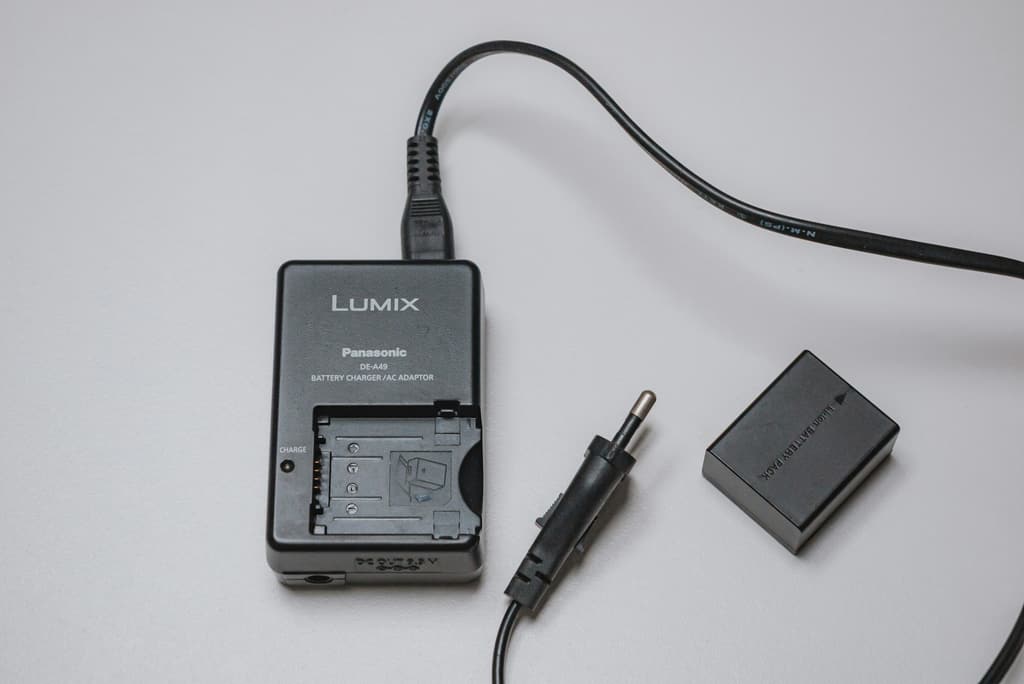 Core SWX V-Mount Battery Kit (4 + charger) (representative stock photo)
